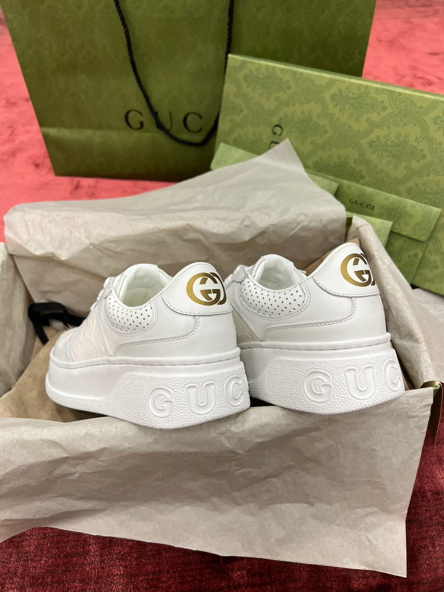 👟👟Ex-factory price 480👟👟 Gucc*i~~New upgraded version, original original color @GG couple's thick-soled shoes...biscuit shoes...white shoes...sneakers...flat shoes...catwalk style: celebrities, Internet celebrities, Xiaohongshu, etc. will definitely plant grass and call❤ Original customized cowhide fabric (classic old floral fabric, perforation, embossing process), the original bottom has a big logo, and there is a GG on the heel Logo, 5cm thick sole, classic Gucci webbing... Women's size 35-40, men's size 39-44